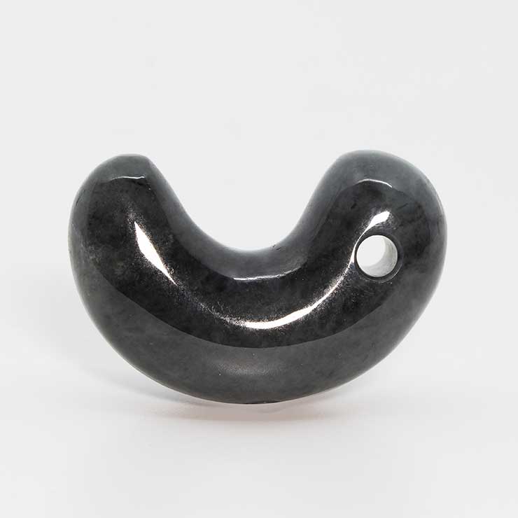 【一点もの】勾玉 糸魚川翡翠 黒 35mm【鑑別書付き】 写真